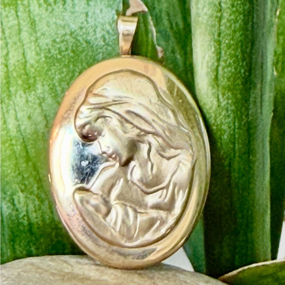14k Gold Oval locket Pendant Necklace - Picture 1 of 8